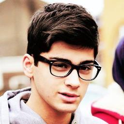 1/5 of One Direction. Single. c; [@SparklesFauxx is my beautiful Mommy]