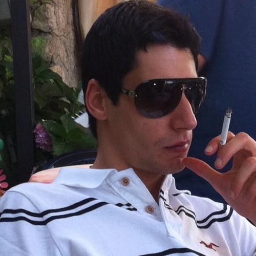 Laureato in Scienze Delle Relazioni Internazionali. Malato di Juventus, simpatizzante del Manchester United. L'italiano non è un optional.