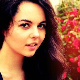 Danseuse, chanteuse, guitariste, pianiste, dessinatrice, actrice à mes heures perdues... Mais avant tout, j'écris et je compose. L'art... c'est bien joli.