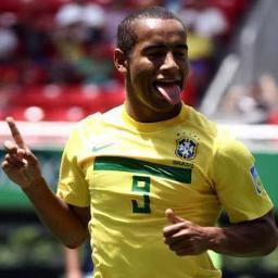 Meu nome é Ademilson, + conhecido como Pequenino, fiz meu 1º gol como profissional com menos de 1 minuto de jogo, reserva..., Fake? Só se for do Pequenino.
