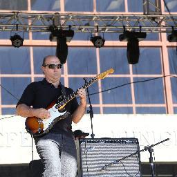 Jesus é o meu Senhor, amo a minha esposa e meus dois filhos, sou musico, produtor musical e guitarrista do Palavra Vertical.