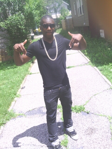 im bigmoney the 15year old unsigne rapper from cleveland ohio also the Ceo of live to flyhigh im a hiphop tree thats still growing #team bigmoney