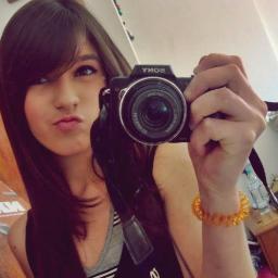 A garota do Allstar ★
do lápis de olho, roupas escuras *-*