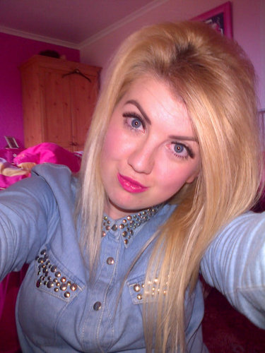 The names Sophie Louise,17,just party&bullshit really!letsss get fucking mortalllll,Basically a twat sometimes,pleased to meet you!