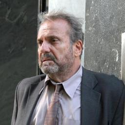 Αστυνόμος Α΄, άντρας της Αδριανής και μπαμπάς της Κατερίνας, λάτρης των γεμιστών, πιστός και φιλότιμος. Μπάτσος. Αλλά και φίλος του Ζήση. Στα κρυφά.