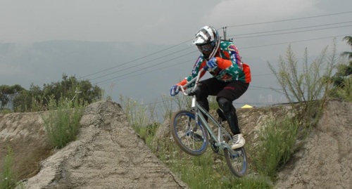 Atleta de bicicross de alto rendimiento, y amante a todo lo que tenga ruedas y velocidad.