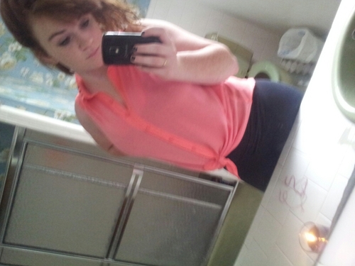 sweet.funny.chill lay back.looking for love.bday may 15 1996.ill be17 this year! any more questions just tweet and ask:-)