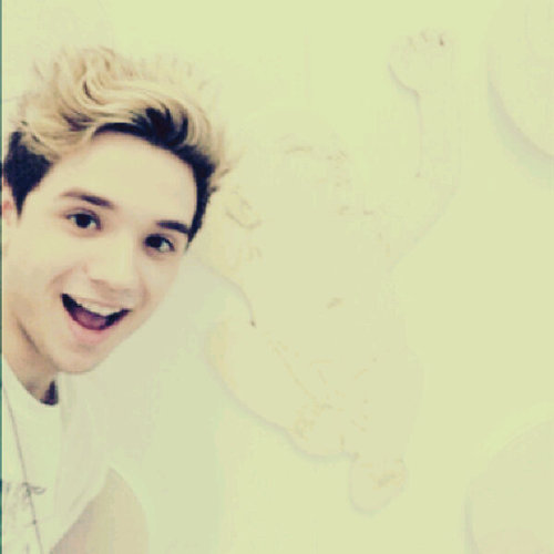 MyWorldIsElyar's profile picture. Bonjour is Elyar Fox.