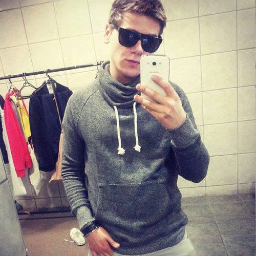 Actualmente integrante de CALLE 7 Chile, ex serie BKN de Mega, estudiante IV año Ingeniería Civil Industrial, seguidor del carpe diem y amante de los animales