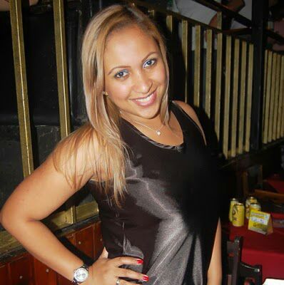 Como diz um amigo meu....
Eu sou preta na cor e loira no cabelo...rsrsrs...
Leonina nata...legal e loka tbm...
Só conhecendo pra saber mesmo...
Bjos.