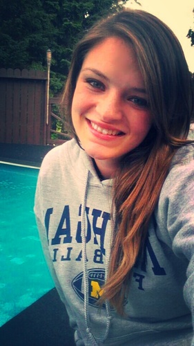I'm 17..volleyball basketball and track..mls junior..love to sing.follow me:)