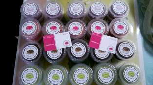 Menyediakan puding dgn rasa coklat,teh hijau,strawberry,blueberry dgn paduan vla-nya..pemesanan melalui twitter, PudingAmbu@gmail.com atau ☎di  087822471749☺