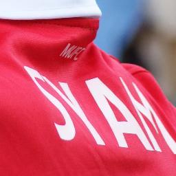 pria dengan celana jeans tergulung