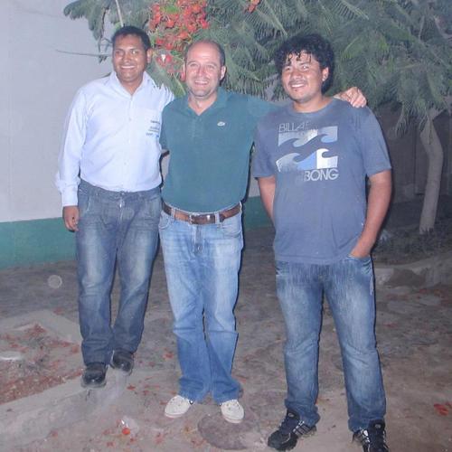 un buen amigo que te podra ayudar en cualquier cosa  aliazista de corazon (arriba alianza lima) y cartografo de profecion.....  un buen amigo