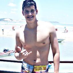 Um sorriso, um abraço apertado, uma música, estar com quem eu gosto, rir até a barriga doer… São coisas simples, mas me faz muito feliz.