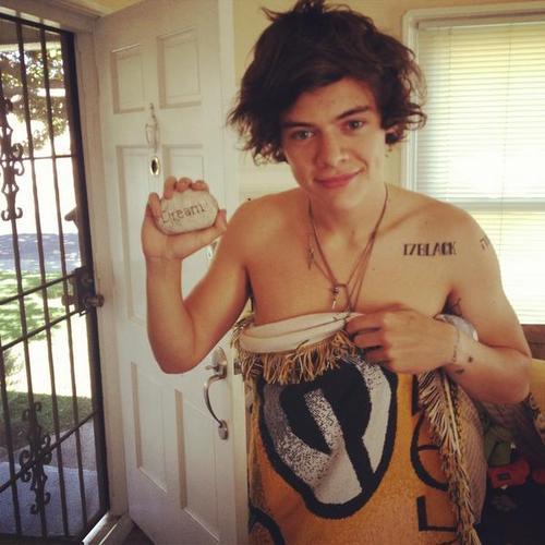 Follow @ahoynourry and @seoulniall