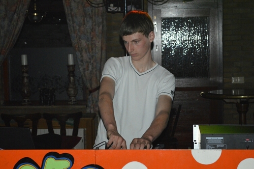 DjHillman_twan's profile picture. DJ uit de wijk (Drenthe)/ in samenwerking met @bemoent voor meer info en boekingen bel 0631264033 of http://t.co/n0Y14iORVY