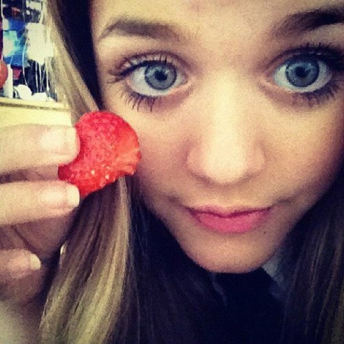Sister of Louis tomlinson !! Single / Rp / This is just a rp :)