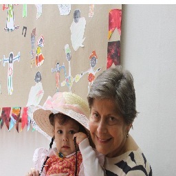 Pedagoga, conhecimento razoável de algumas línguas, apologista da democracia e das liberdades constitucionais. Por Um Brasil Melhor. Apaixonada por cães!