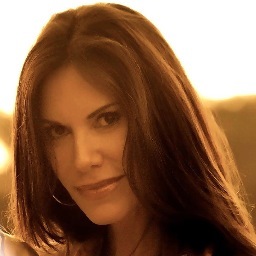 Jacquelyn’s easy-flowing lyrics & warm, resonating voice produce a magical blend of acoustic harmonies & melodies.
