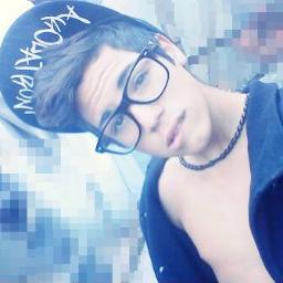 ~Tomas de mi mano,
y por dentro lloro,
aunque sea mentira me haces sentir vivo,
aunque es falso el aire,
siento que respiro~♥