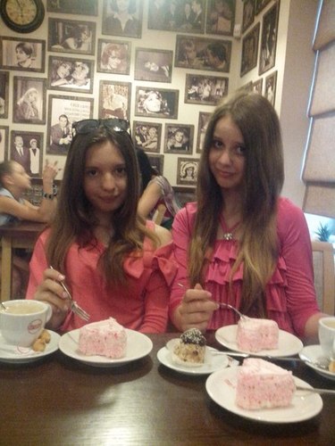 я стесняюсь, когда мне смотрят в глаза)