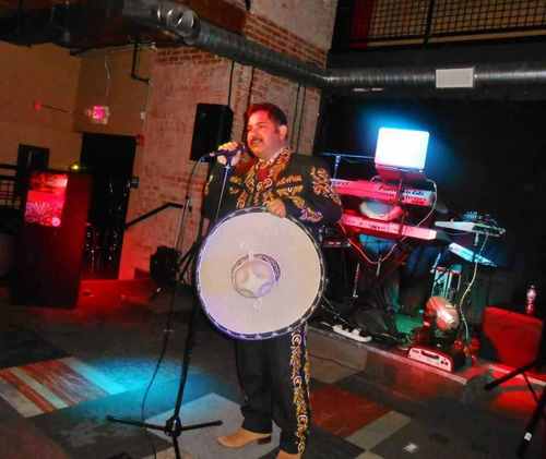 ONCE ABRILES  DE CARRERA  ARTISTICA CANTANTE RANCHERO  VIVO EN FRESNO CA USA .TODO TIPO DE EVENTOS  CALL 559 2832646 .GRACIAS JUANITO ..