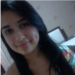 Por fora a menina que muitos julgam. Por dentro, a mulher que poucos conhecem.