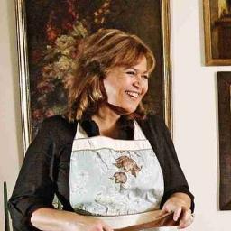 Periodista, cocinera y columnista Revista El Sábado, El Mercurio, Chile. Ah! y riojana de nacimiento.