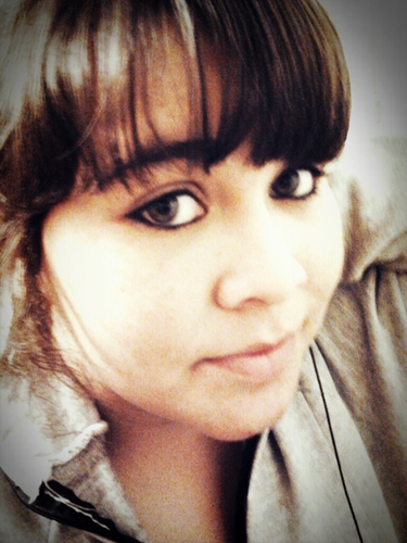 17 años, que mas queres saber jaja :'3 solo gente buena onda :3 sigueme y te sigo... *------* asi de facil :D