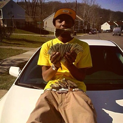 #FREEJTMONEY That 100% real nigga, cashing out on robin jeans w/ the wings in the club v.i.p drinking grey goose out the bottle throwing 1s at ya main bitch! #T