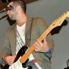 Informático de profesión, Músico de corazón!!! Amante del cine, la buena cocina y la lectura... Rockero, Salsero, guitarrista y teclista...