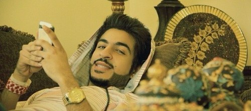 “ لا تَخلِط بَين شَخصيَتِي وٱسلُوبِي ،وليس كل ماأكتبـہ يخصني أو يفسر حياتي الشخصية فـ واقعي أحتفظ بـہ لنفسي.. ولكن هي مجرد كلمات أعجبتني وربما يحتاجها غيري