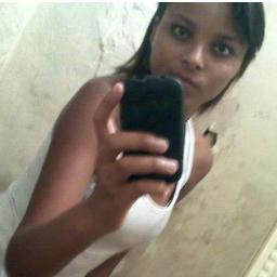 sou muitoo palhaça  divertida alegree muito preguisosa as vezes teimosa demais sou muitooo  simpatica trato as pessoas como elas merece  tenho 14 anos moro zn