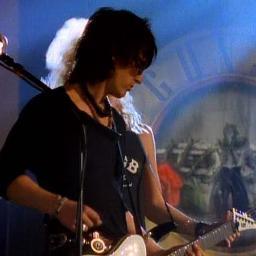 Esperando el momento indicado para decir lo necesario, simplemente me gusta ser así. @GunsNRoses e @IzzyStradlin. Totalmente Engomado por ella :3 ♥
