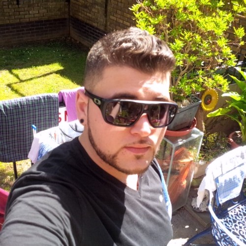 Assyrian (100% Jilu) London Study automotive engineering Bsc @ kingston uni Play offensive tackle/guard for kingston cougars Matthew 6:3 BBM: 2ADF5134