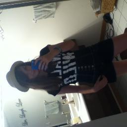 I am crazy weird ! I have nothing better to do so I sing !! #imAmazing