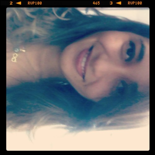 ❝ Taurina, morena, doce, amiga, companheira, carinhosa, sonhadora, estudante de química... ✿
 - Fiukete Louca!