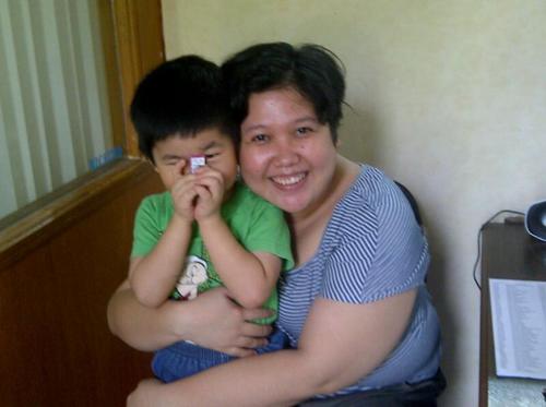 anak mama yg nyasar di surabaya (asal jakarta) lulusan farmasi yang kerja di garmen. Dan saya alhamdulillah KRISTEN. Jesus Bless
