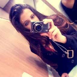 Só não se esqueça que atrás
Do veneno das palavras
Sobra só o desespero
De ver tudo mudar
Talvez até porque
Ninguém mude por você ♪