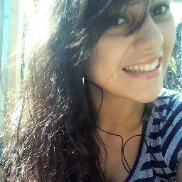 E mesmo muito triste estampe um sorriso no rosto, para acabar de vez com a felicidade dos invejosos que acharam que não seriamos capazes de levantar!