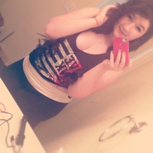 my bestfriend • mean girls • freshman • 14 • cats • singing • my goal is 1k • i follow back • ♡ c: thankies for the follows , babies . ♡