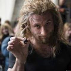 el enano siempre al cuidado de @Kili_ofDurin , heredero de Erebor. gracioso, cariñoso, valiente y váyanse al diablo!