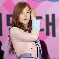 [V] @CandyCrushRP as Park Chorong, leader and rapper of A-Pink / 91line / Hyuna&Jay's daughter :3 / want to see me? @tessiblabla or listen my heello acc below
