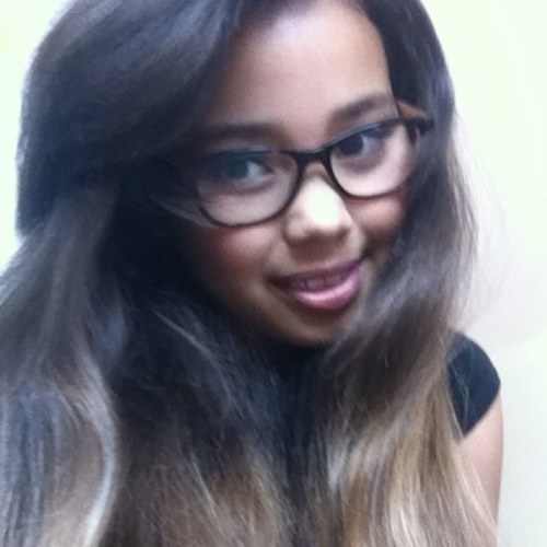 Donker bruin haar / ik haat huiswerk / i love twitter xoxo en mijn beste is caitlin lobbia kisss/ volg mij gwn xoxoxoxmy