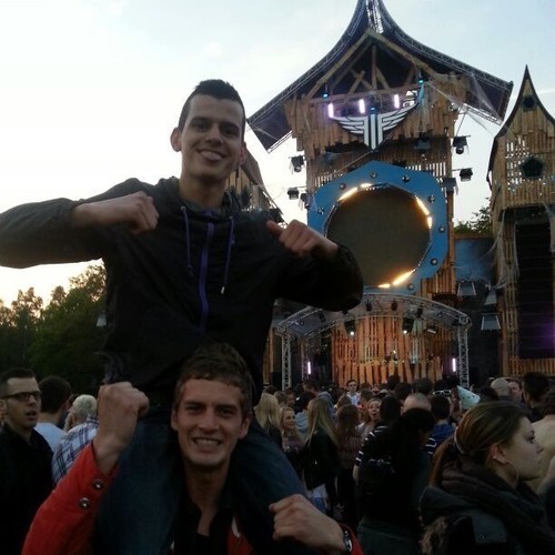 GlennSchiedam's profile picture. Followknop zıt onderın !! Follow ook broer @MısterBaba_ #TeamTaylors