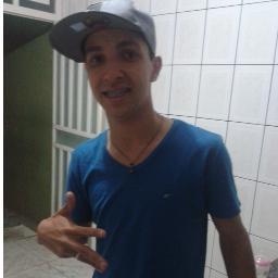 Sou um garoto apaixonado pelo futebol e a minha família.