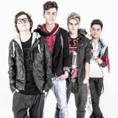 menina alegre ,fã da banda  restart