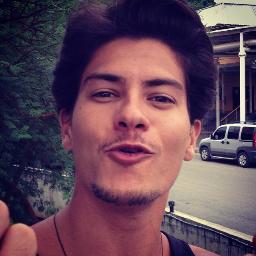 Me conquistou com o seu sorriso, seu jeito fofo de ser, como não olhar pra você e dizer que te amo? Meu ídolo, minha inspiração meu príncipe te amo @Aguiarthur
