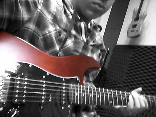 16 anos, sonhador, violão, bateria, guitarra e mt mais. idiota, amigo, cristão, companheiro,brincalhão etc... se quiser saber mais siga! sigo devolta...